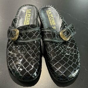 La Plume Judy Black Patent Leather Crocodile Clog Mules Size 36 / US 6